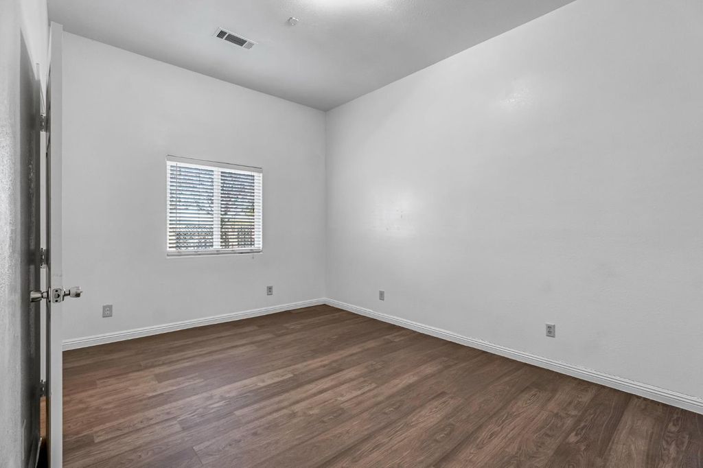 Image 18 of property listing at 4863 N Doon Way, Fresno, CA 93726