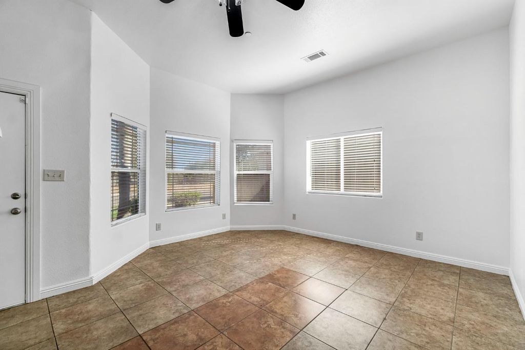 Image 5 of property listing at 4863 N Doon Way, Fresno, CA 93726