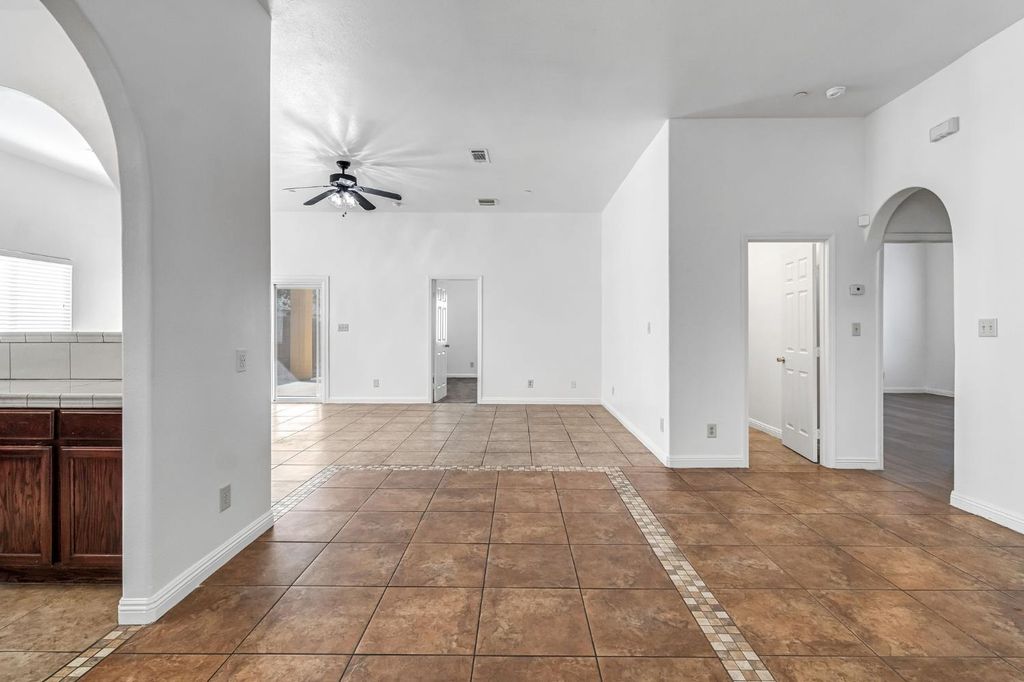Image 7 of property listing at 4863 N Doon Way, Fresno, CA 93726
