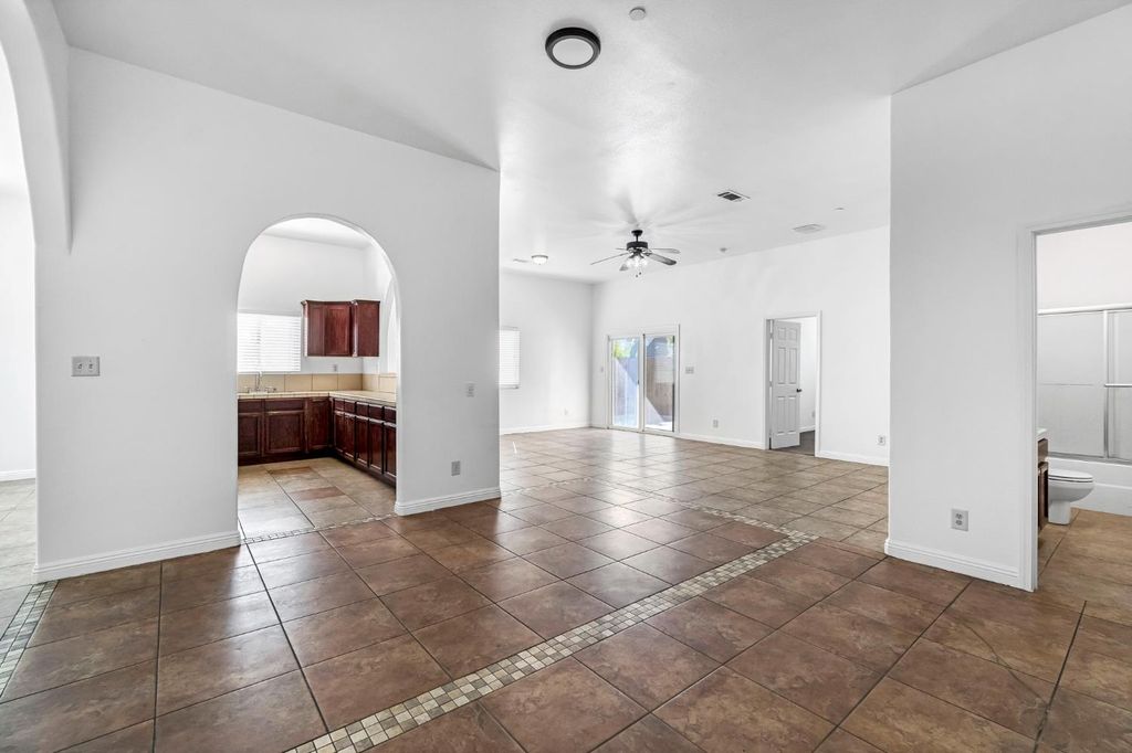 Image 8 of property listing at 4863 N Doon Way, Fresno, CA 93726