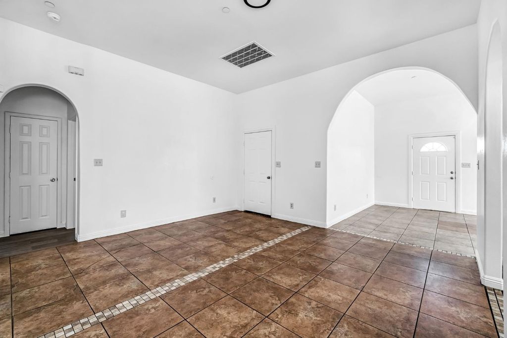 Image 9 of property listing at 4863 N Doon Way, Fresno, CA 93726