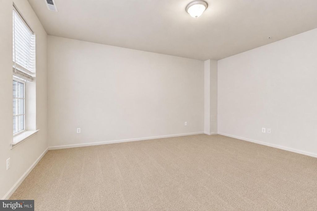 Image 7 of property listing at 912 WINTER RUN RD, Middle River, MD 21220