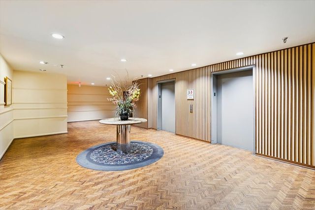 7201 N Lincoln Avenue 308, Lincolnwood, IL 60712