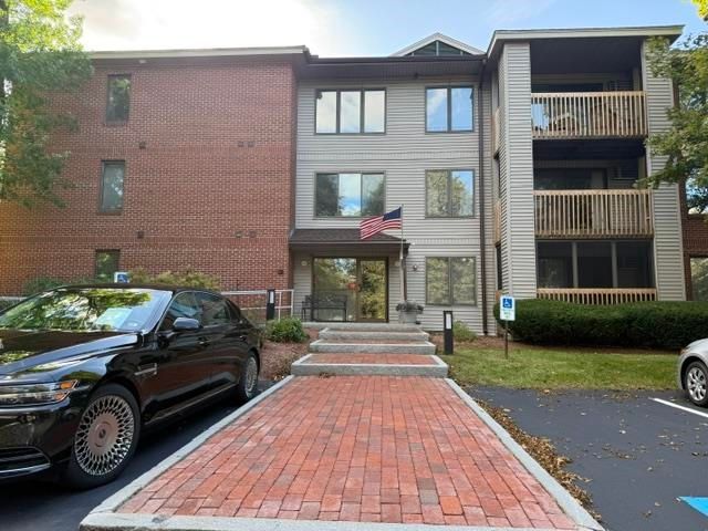 300 Candlewood Park Unit 34, Nashua, NH 03062
