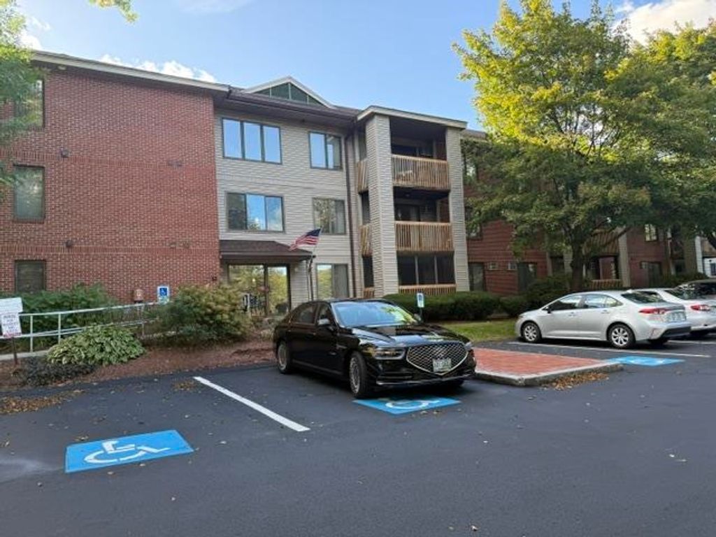 300 Candlewood Park Unit 34, Nashua, NH 03062