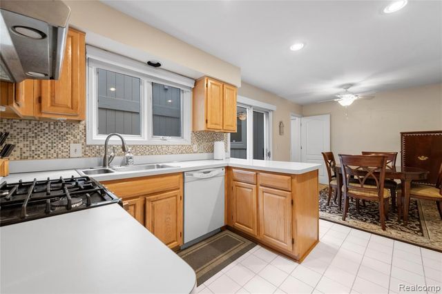 29455 Sylvan Lane, Farmington, MI 48334
