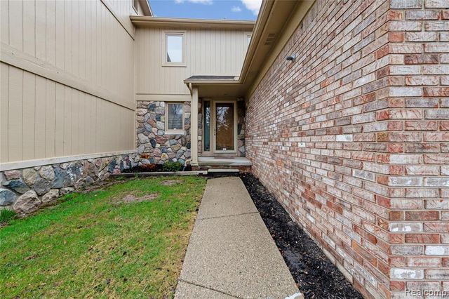 29455 Sylvan Lane, Farmington, MI 48334