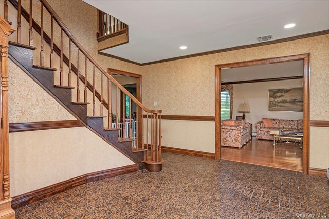 251 Baird Court, Woodbury, NY 11797