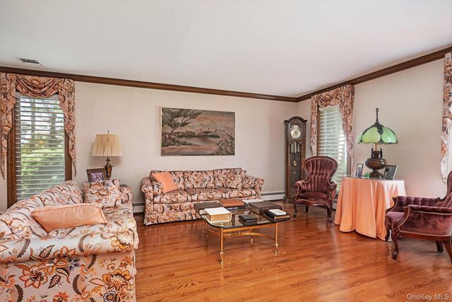 251 Baird Court, Woodbury, NY 11797