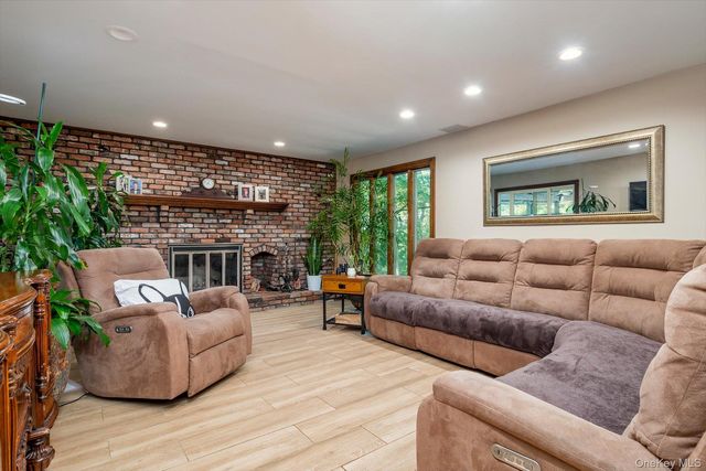 251 Baird Court, Woodbury, NY 11797