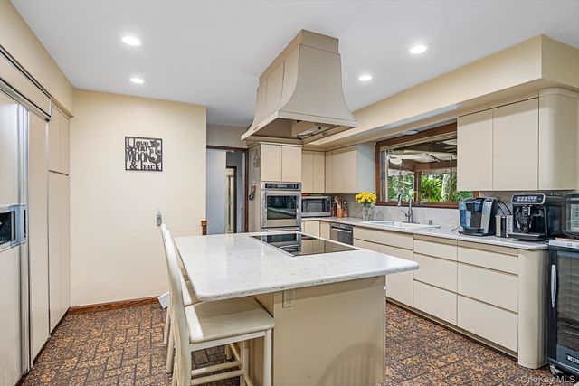 251 Baird Court, Woodbury, NY 11797