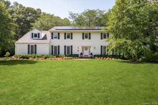 251 Baird Court, Woodbury, NY 11797