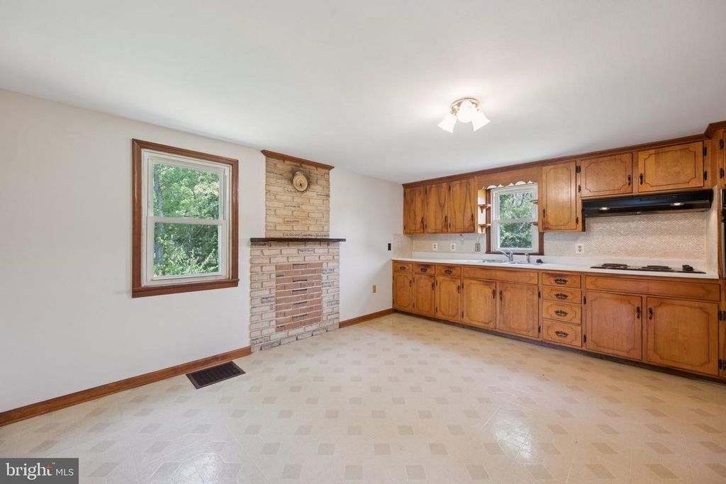 12441 WOLFSVILLE RD, Myersville, MD 21773