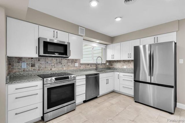 19230 Red Maple Court, Southfield, MI 48076