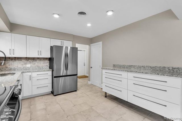 19230 Red Maple Court, Southfield, MI 48076