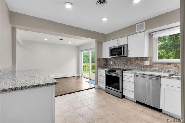 19230 Red Maple Court, Southfield, MI 48076