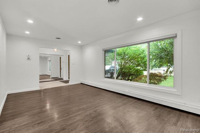 19230 Red Maple Court, Southfield, MI 48076