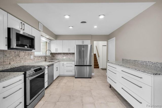 19230 Red Maple Court, Southfield, MI 48076