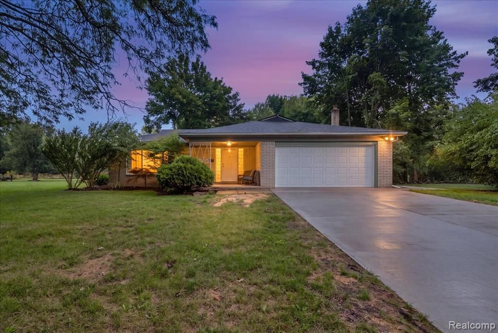 19230 Red Maple Court, Southfield, MI 48076