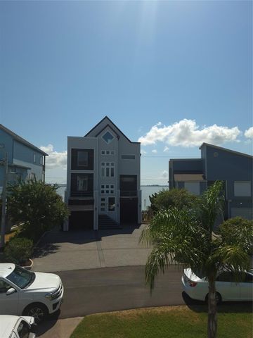 129 Quayside Drive, Tiki Island, TX 77554