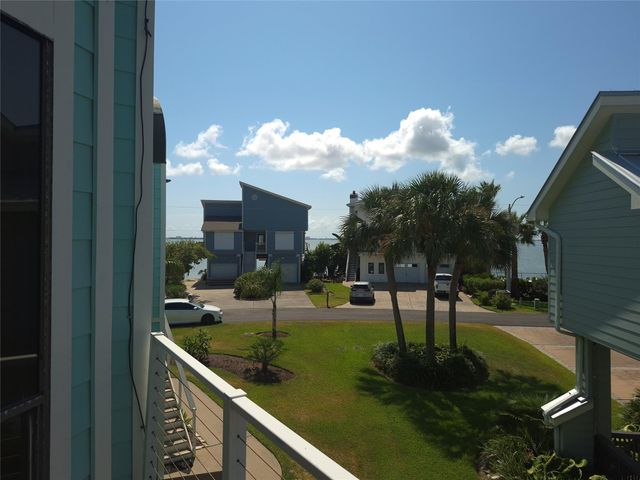 129 Quayside Drive, Tiki Island, TX 77554