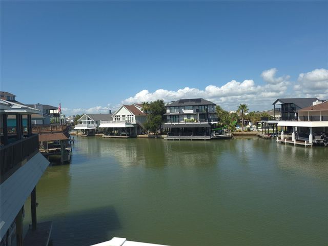 129 Quayside Drive, Tiki Island, TX 77554