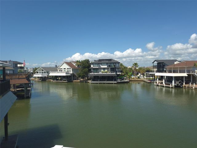 129 Quayside Drive, Tiki Island, TX 77554