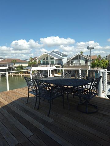 129 Quayside Drive, Tiki Island, TX 77554