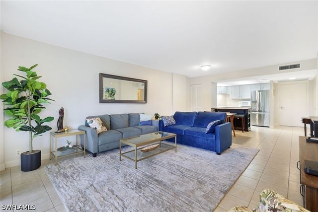 3 Bluebill AVE 206, Naples, FL 34108