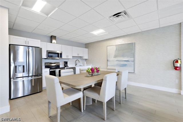 3 Bluebill AVE 206, Naples, FL 34108
