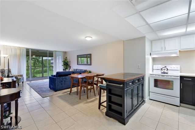 3 Bluebill AVE 206, Naples, FL 34108