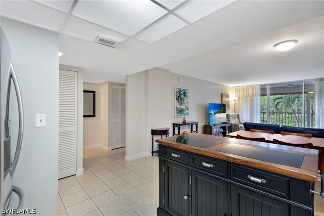 3 Bluebill AVE 206, Naples, FL 34108
