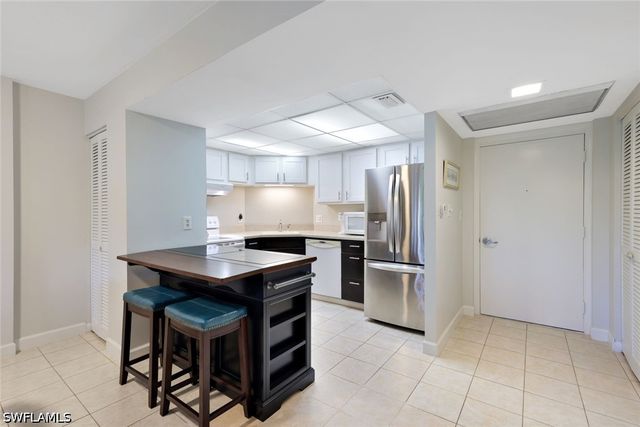 3 Bluebill AVE 206, Naples, FL 34108