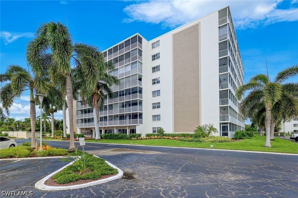 3 Bluebill AVE 206, Naples, FL 34108