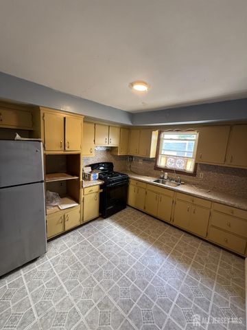 68 christopher st Street 2, Carteret, NJ 07008
