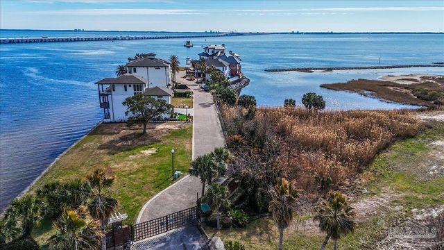 16 Wharf Ave, Pensacola, FL 32502