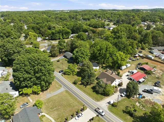 310 E Holly Hill Road, Thomasville, NC 27360