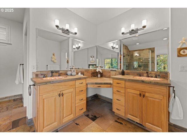 17616 ABIQUA Rd Ne, Silverton, OR 97381