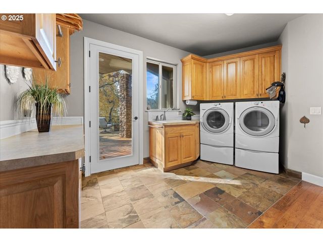 17616 ABIQUA Rd Ne, Silverton, OR 97381