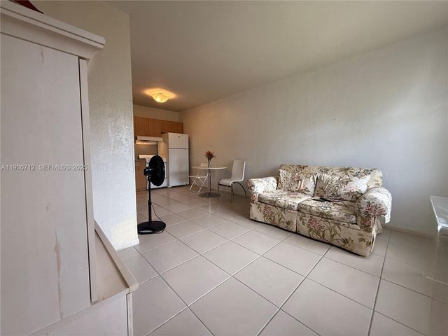 3220 NW 47th St B, Miami, FL 33142