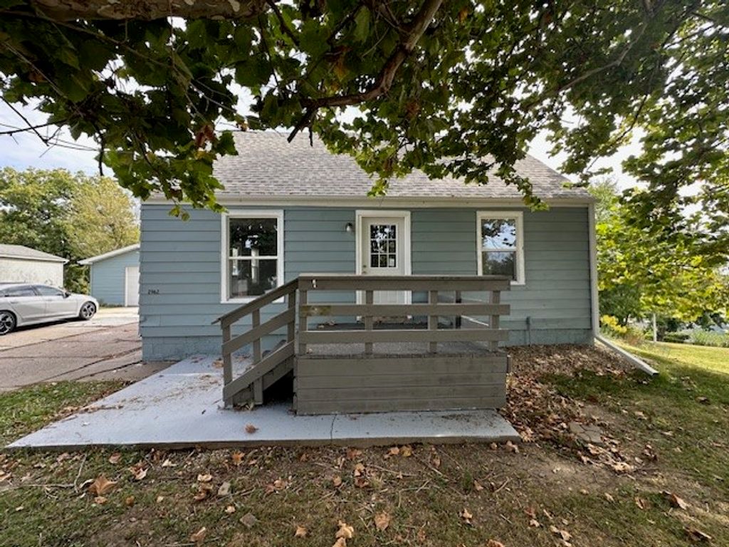 2962 Circle Drive NE, Cedar Rapids, IA 52402