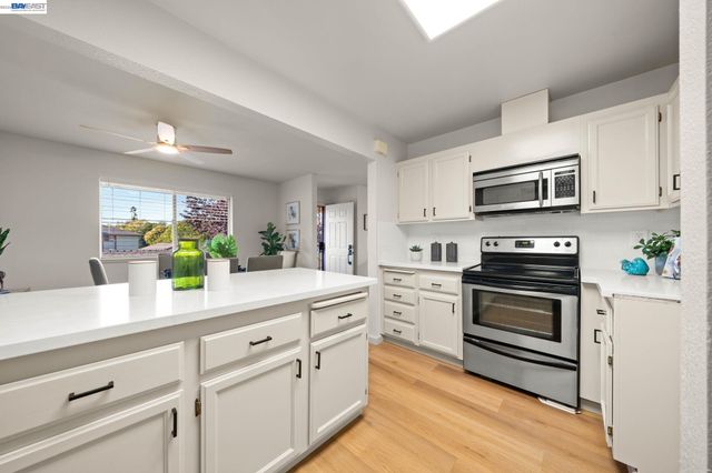 957 Cheryl Ann Cir 15, Hayward, CA 94544