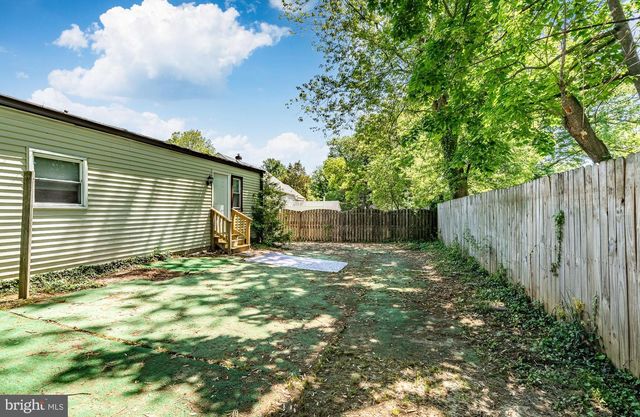 8 GARRETT RD, Wilmington, DE 19809