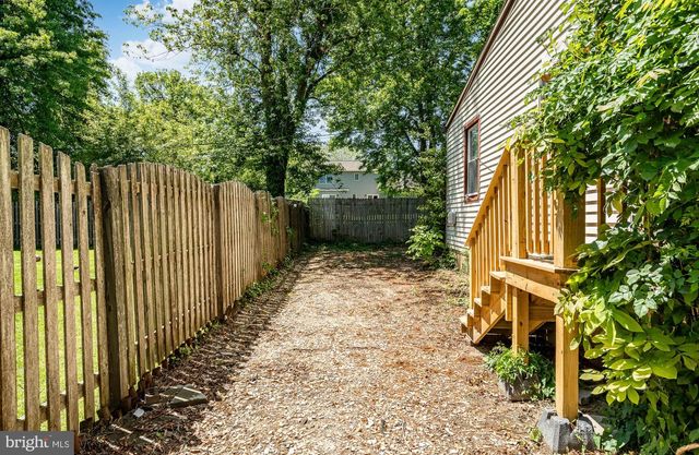 8 GARRETT RD, Wilmington, DE 19809