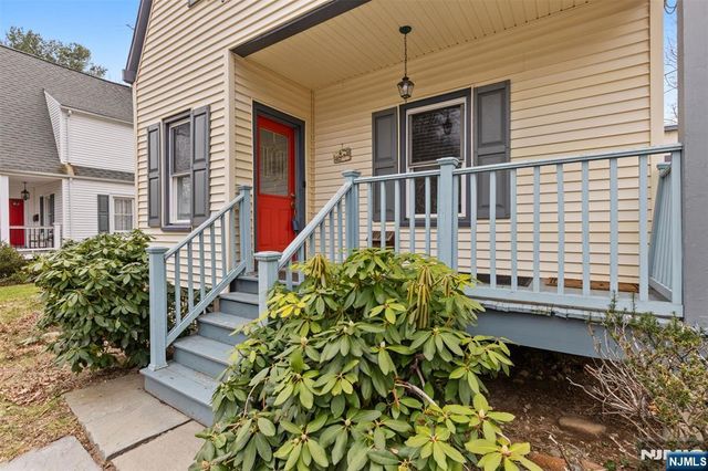 6 Cottage Place, Allendale, NJ 07401