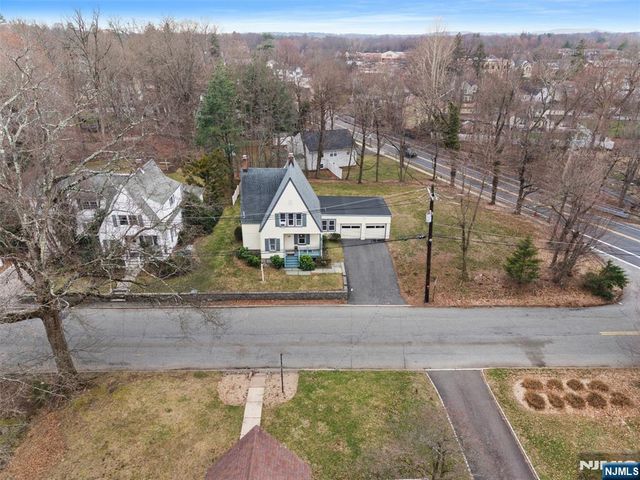 6 Cottage Place, Allendale, NJ 07401