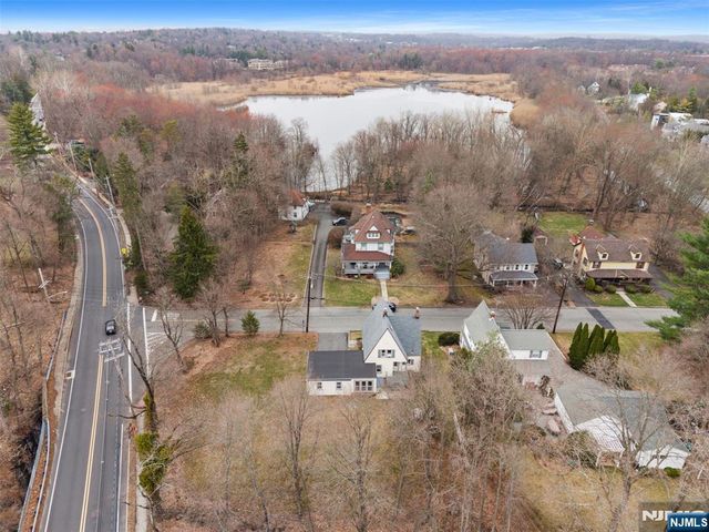 6 Cottage Place, Allendale, NJ 07401