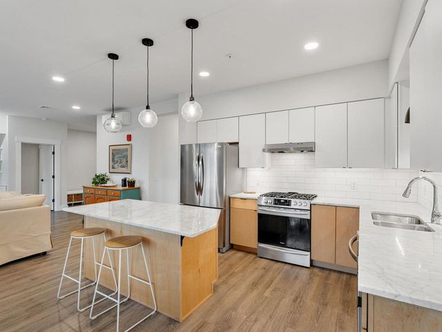 64 Aiken St Apt 102, South Burlington, VT 05403