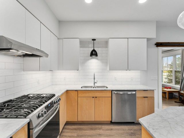 64 Aiken St Apt 102, South Burlington, VT 05403