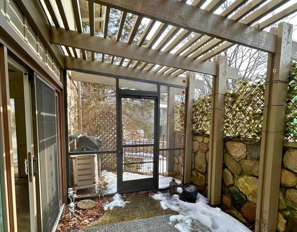 3860 Greenleaf Circle, Kalamazoo, MI 49008